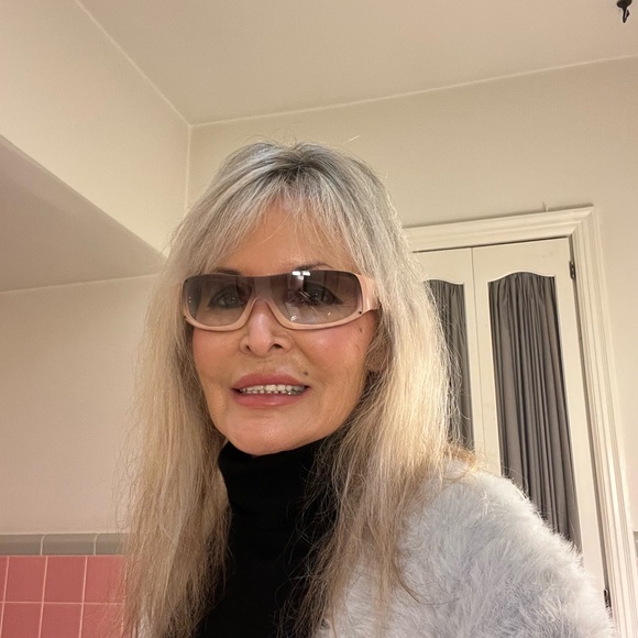 CHANEL Peach/pink Sunglasses with a Chanel case - Picture 7 of 10